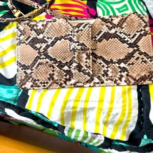 Adjustable strap, billfold like design, thin